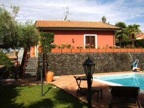 Villa Papavero Rosso - villa ai piedi dell'Etna con piscina privata, Pedara